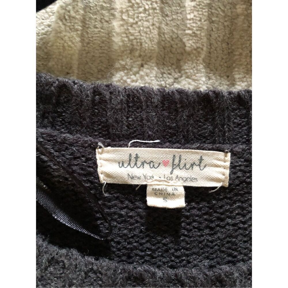 Ultra Flirt women’s Gray sweater, floral embroidery Size S - Picture 7 of 8